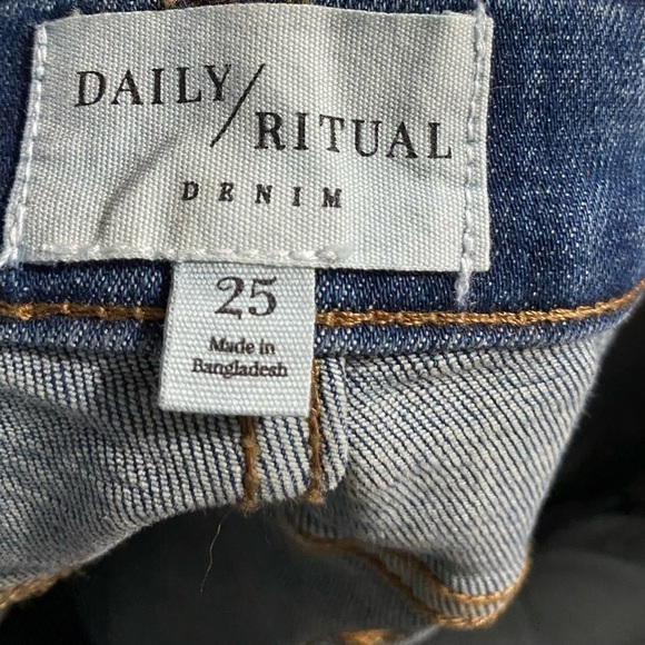 Daily Ritual Denim Women's Size 25 Cutoff Jean Shorts Medium Wash Blue - Picture 4 of 11